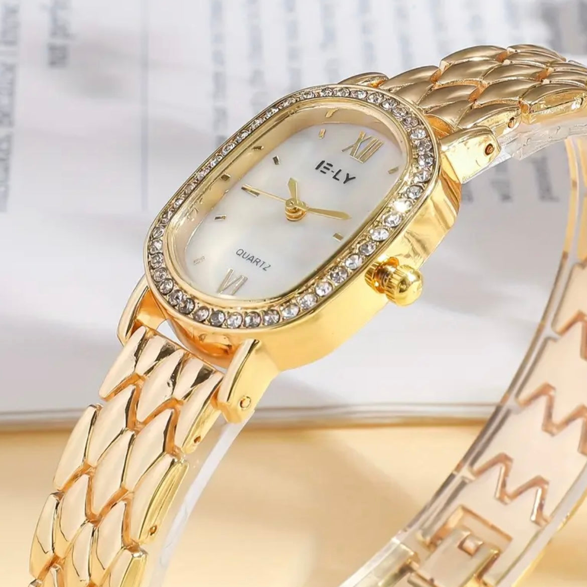 Oval zigzag watch