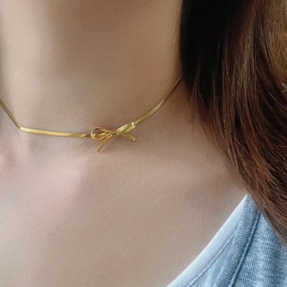 Viral bow necklace